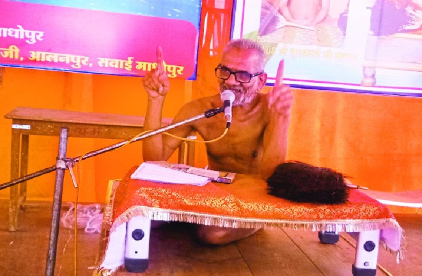 प्रवचन देते ऐलक सुलोकनन्दी।