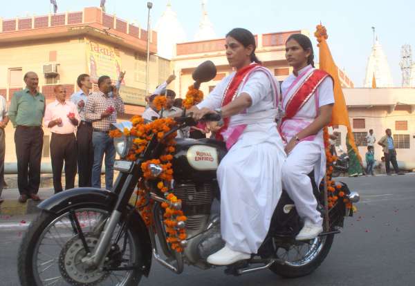 beautiful pics of ladies path sanchlan in city