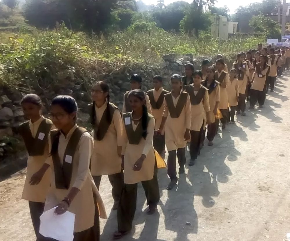 school-student-urge-villagers-to-cast-vote
