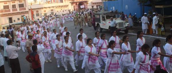 beautiful pics of ladies path sanchlan in city