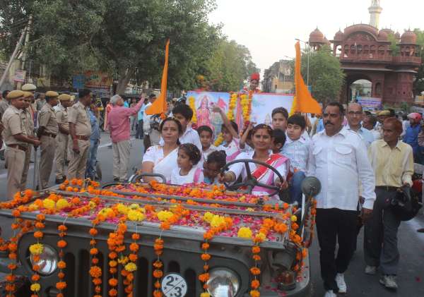 beautiful pics of ladies path sanchlan in city