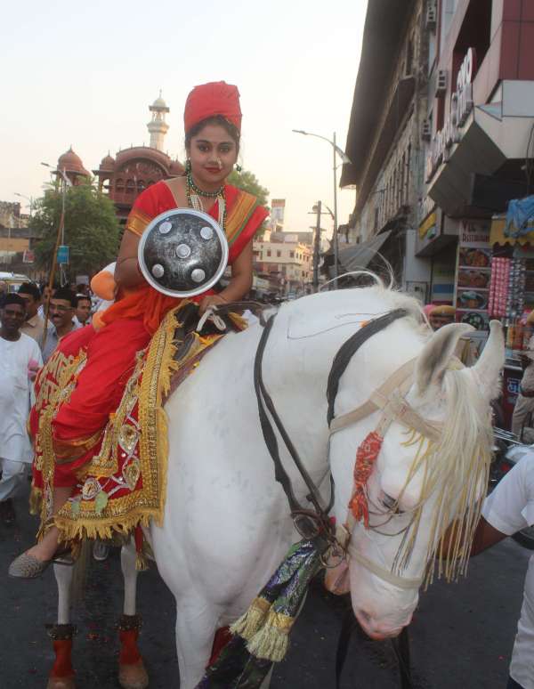 beautiful pics of ladies path sanchlan in city