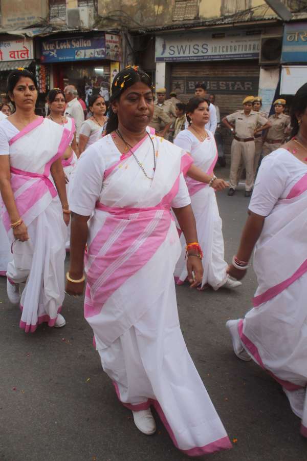 beautiful pics of ladies path sanchlan in city