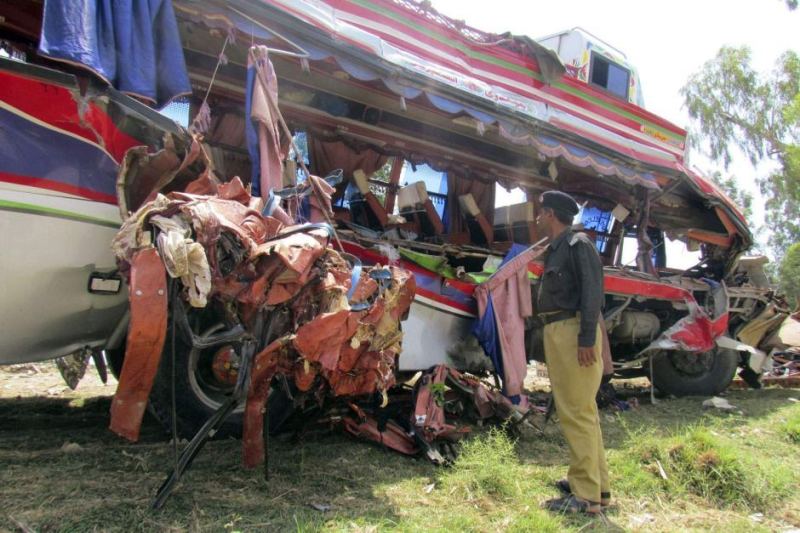 road accident in pakistan 19 dead in bus collision