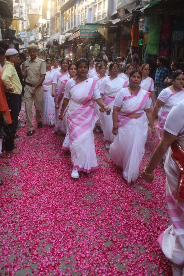 beautiful pics of ladies path sanchlan in city