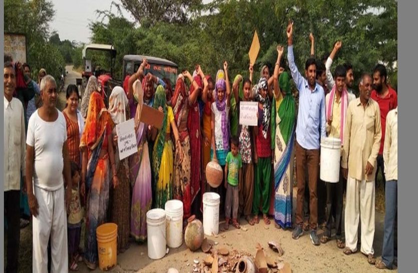 Villagers protest from drinking water crisis