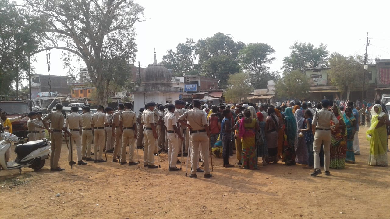 Violence between villagers and policemen