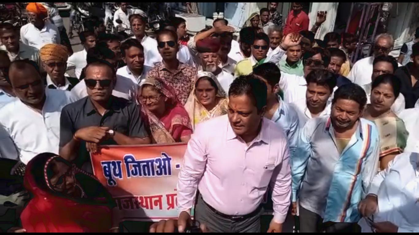 video : सरकार की जनविरोधी नीतियों की खिलाफत में उतरी कांग्रेस, पैदल मार्च निकालकर किया प्रदर्शन