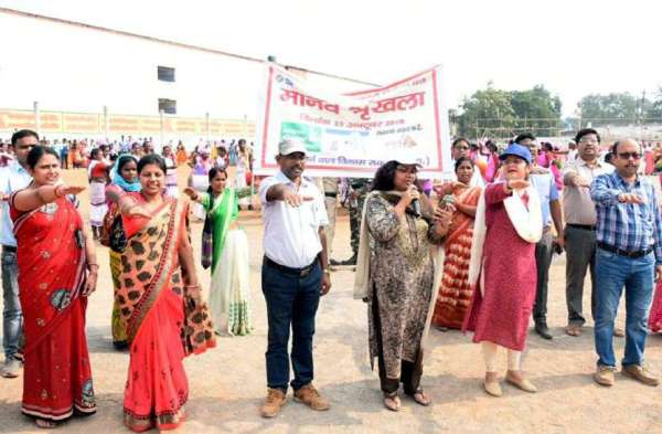 मिनी स्टेडियम रायगढ़ में मानव श्रृंखला बनाकर मतदान के लिए जागरूक लोगों को .तो आदिवासी नृत्य का भी कार्यक्रम मिनी स्टेडियम में रखा गया था