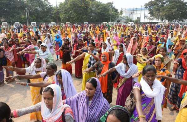 मिनी स्टेडियम रायगढ़ में मानव श्रृंखला बनाकर मतदान के लिए जागरूक लोगों को .तो आदिवासी नृत्य का भी कार्यक्रम मिनी स्टेडियम में रखा गया था
