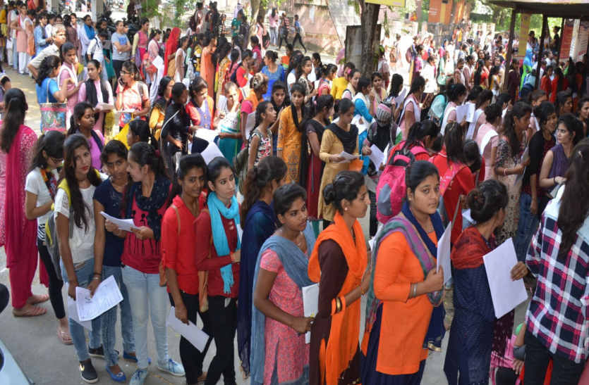 परीक्षा से पहले यहां देनी पड़ रही परीक्षा, छात्र-छात्राओं की कतारें