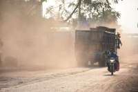 टीपी नगर बाईपास सड़क उड़ती धूल व परेशान आदमी