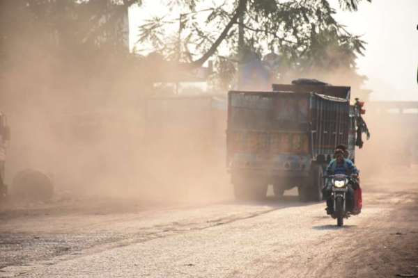 टीपी नगर बाईपास सड़क उड़ती धूल व परेशान आदमी