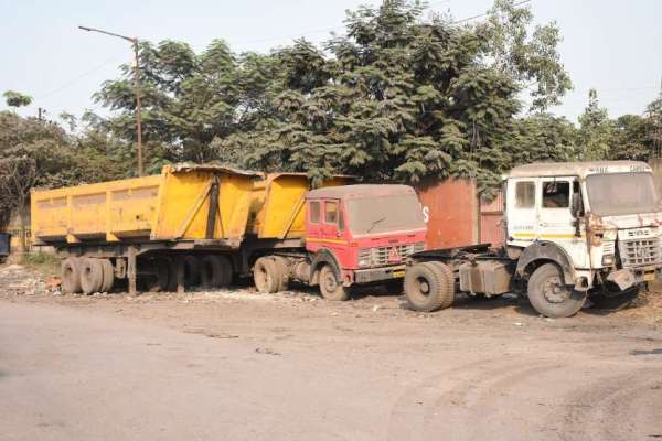 टीपी नगर बाईपास सड़क उड़ती धूल व परेशान आदमी