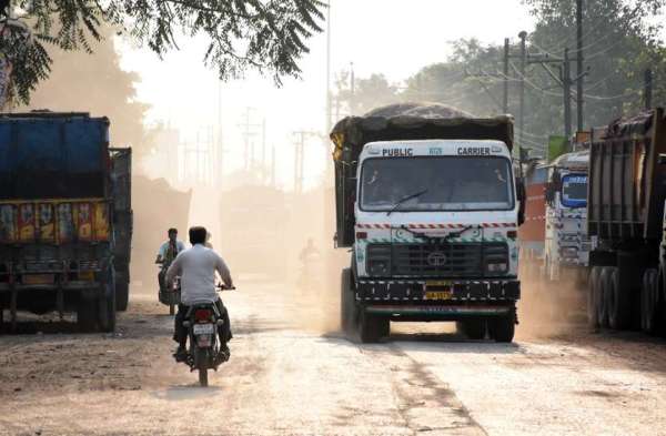 टीपी नगर बाईपास सड़क उड़ती धूल व परेशान आदमी