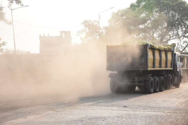 टीपी नगर बाईपास सड़क उड़ती धूल व परेशान आदमी