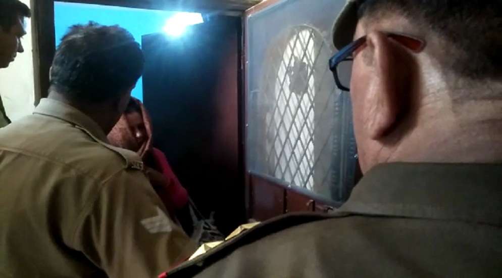 गाजियाबाद से पुलिस ने छुड़ाईं 28 नेपाली युवतियां, इस हाल में मिलीं सब- देखें
तस्‍वीरें