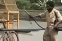 Video Gallery : बीच सड़क पर तलवार लहराता, लोगों में खौफ पैदा करता, देखिए ये आदमी कौन है...