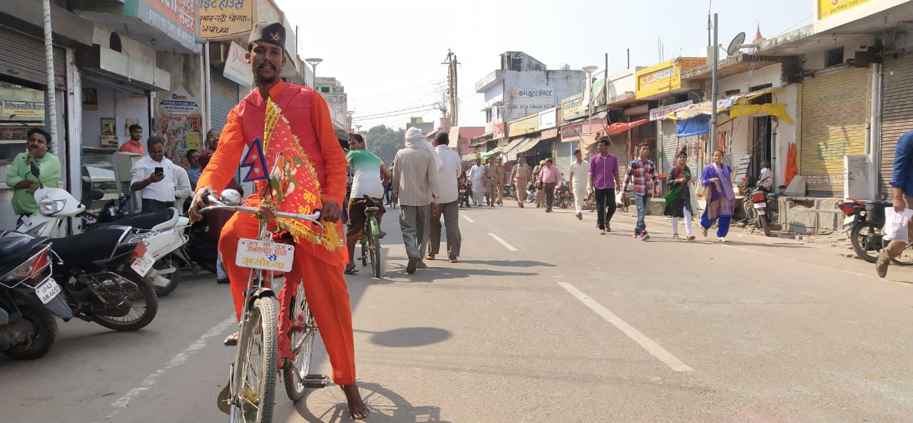 Nepalese youth Ranjeet Kumar came to Ayodhya by cycling