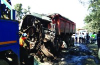 कोयला लोड खड़ी ट्रेलर को दूसरे ट्रेलर चालक ने पीछे से मारी ठोकर, इंजन के उड़ गए परखच्चे, इतने घंटे सड़क रहा जाम