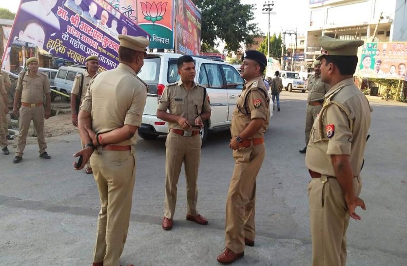 up police Officer check hamari sadak abhiyan in mahoba