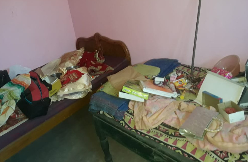 दरवाजे को लॉक कर परिवार गया था बाहर, चोरों ने नकदी समेत इतने लाख का जेवरात किया पार