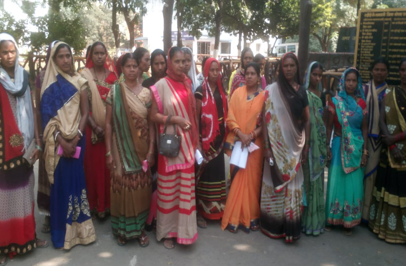 महिलाओं ने एएसपी से कहा हाथापाई हुई, थानेदार ने बना दिया छेडख़ानी का केस