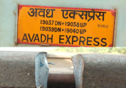सेंजर गाड़ियों के देरी से चलने के कारण यात्रियों को हुई काफी परेशानी