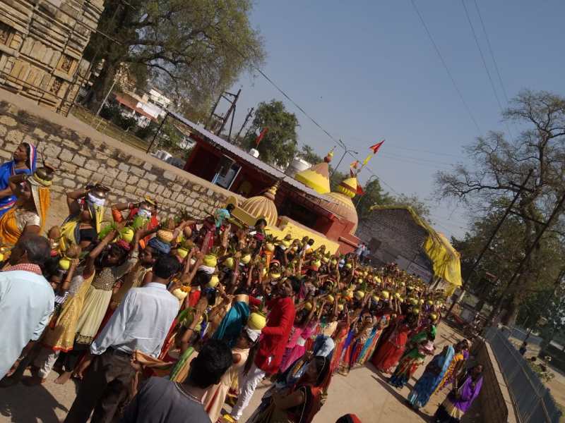कीर्तन मण्डली के साथ भगत चौक से देवी दाई मंदिर तक निकाली गई कलश यात्रा