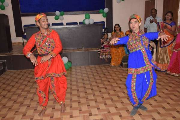 दिव्यांगों ने गरबा की प्रस्तुति देकर जीता शहरवासियों का दिल, देखें इन तस्वीरों में