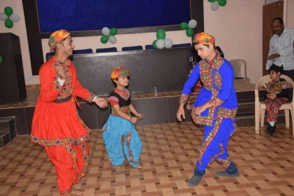 दिव्यांगों ने गरबा की प्रस्तुति देकर जीता शहरवासियों का दिल, देखें इन तस्वीरों में