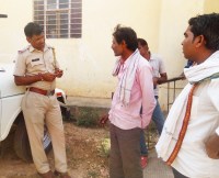 baik khadee kar tren ke aage kood gaya