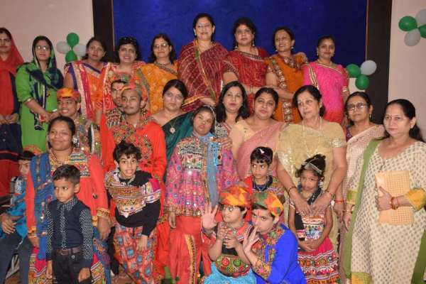 दिव्यांगों ने गरबा की प्रस्तुति देकर जीता शहरवासियों का दिल, देखें इन तस्वीरों में