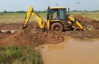 Video Gallery : खनिज अधिकारी से अनुमति लिए बगैर  सरपंच ने मुरुम खुदाई के लिए ठेकेदार को दे दी अनुमति