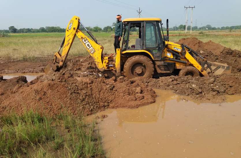 Video Gallery : खनिज अधिकारी से अनुमति लिए बगैर  सरपंच ने मुरुम खुदाई के लिए ठेकेदार को दे दी अनुमति