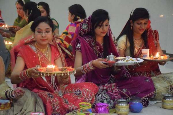 चांद का दीदार कर मनाया करवा चौथ, देखें इन तस्वीरों में