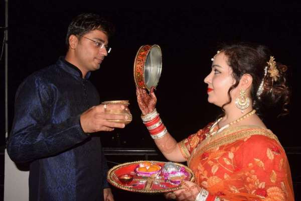 चांद का दीदार कर मनाया करवा चौथ, देखें इन तस्वीरों में