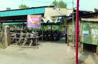 संबंधित स्टॉफ गोल मटोल जवाब देकर गुमराह करते हैं