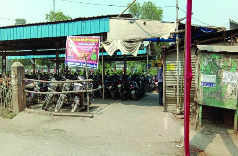 संबंधित स्टॉफ गोल मटोल जवाब देकर गुमराह करते हैं