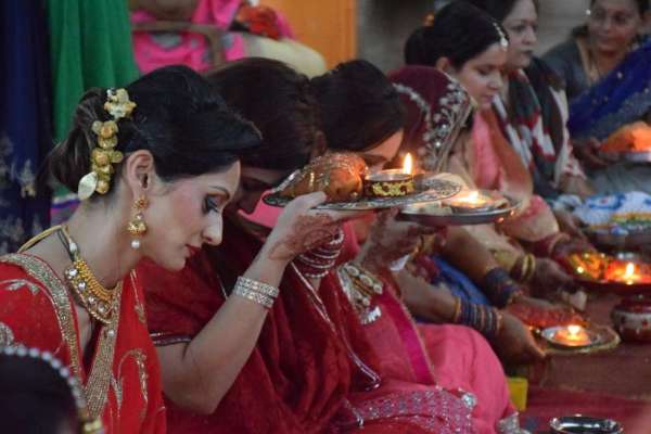 चांद का दीदार कर मनाया करवा चौथ, देखें इन तस्वीरों में