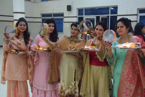 चांद का दीदार कर मनाया करवा चौथ, देखें इन तस्वीरों में