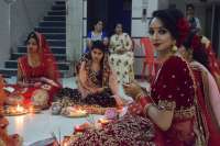 चांद का दीदार कर मनाया करवा चौथ, देखें इन तस्वीरों में