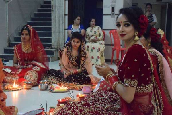 चांद का दीदार कर मनाया करवा चौथ, देखें इन तस्वीरों में