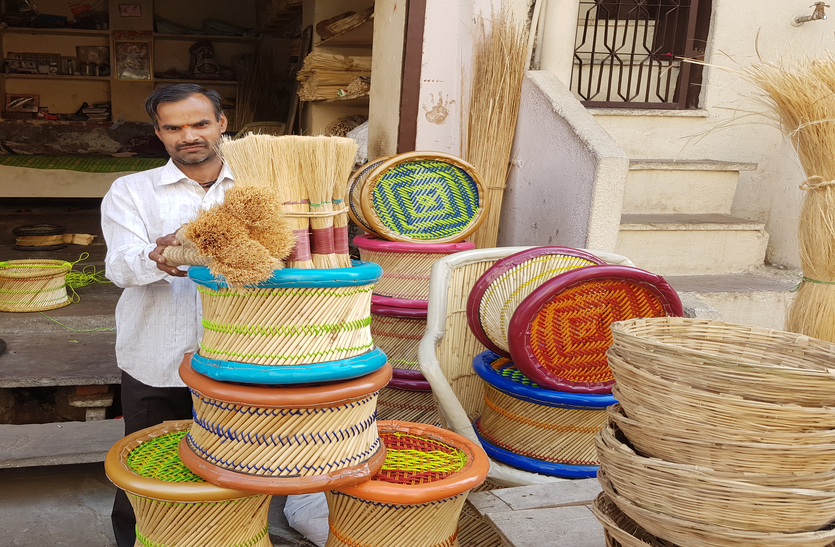 Brush unloaded the munj ki kuchi ke rang in bhilwara