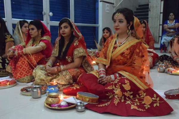चांद का दीदार कर मनाया करवा चौथ, देखें इन तस्वीरों में