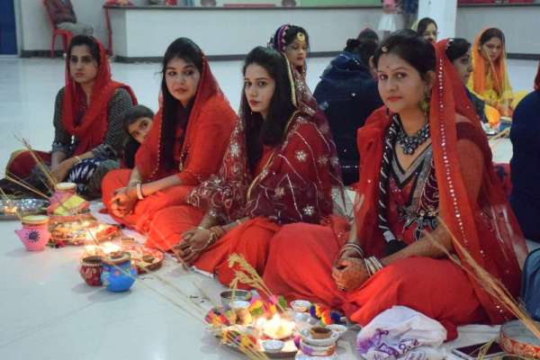 चांद का दीदार कर मनाया करवा चौथ, देखें इन तस्वीरों में