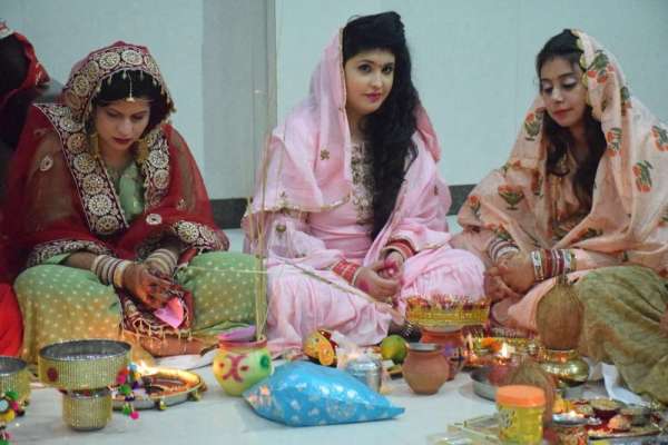 चांद का दीदार कर मनाया करवा चौथ, देखें इन तस्वीरों में