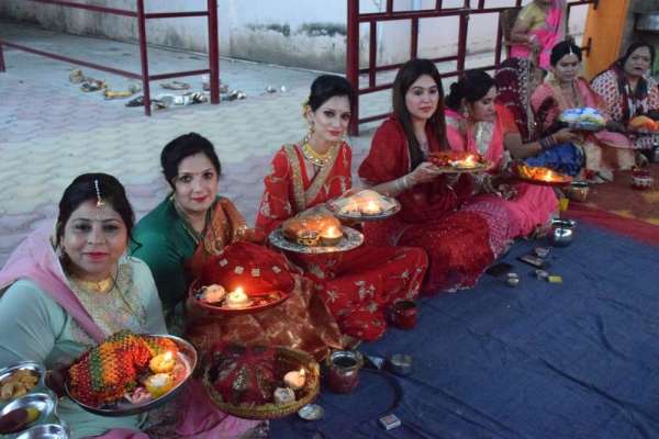 चांद का दीदार कर मनाया करवा चौथ, देखें इन तस्वीरों में