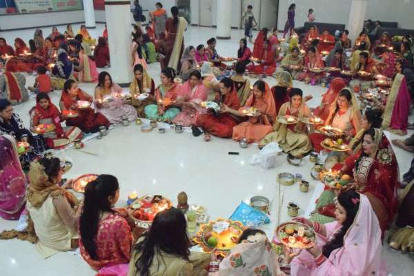 चांद का दीदार कर मनाया करवा चौथ, देखें इन तस्वीरों में