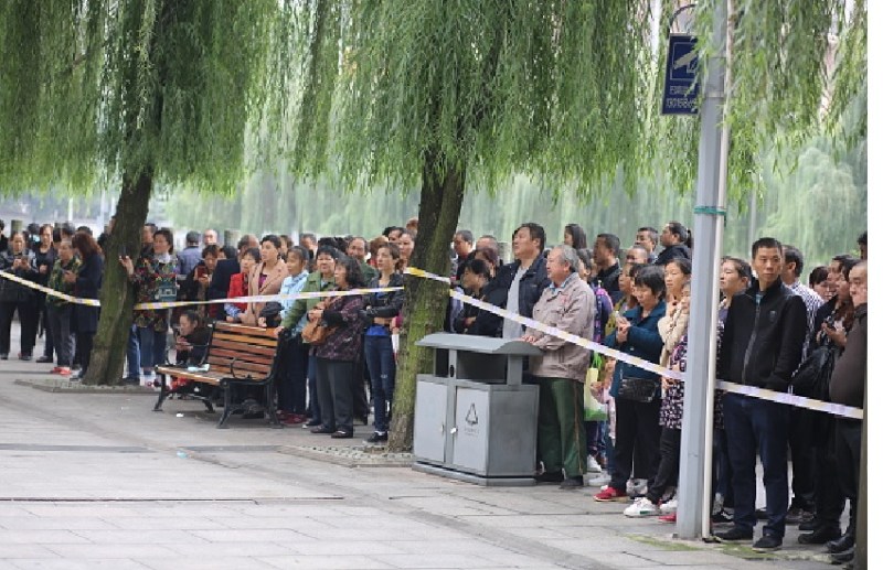 Chinese woman attacks 14 students